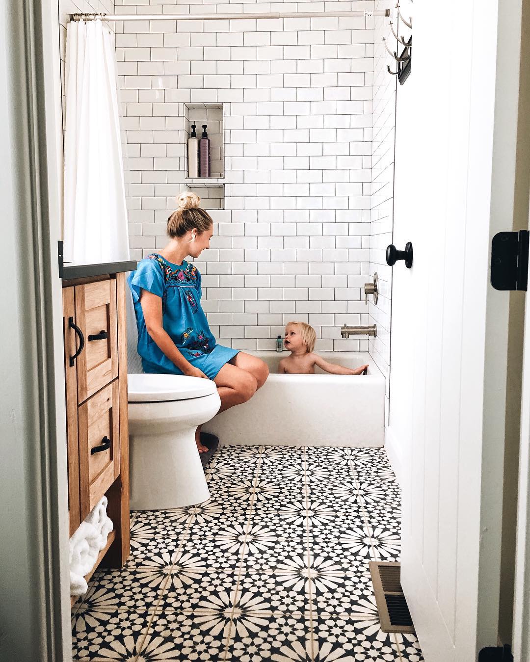 12 Amazing Black and White Bathrooms For The Minimalist In You