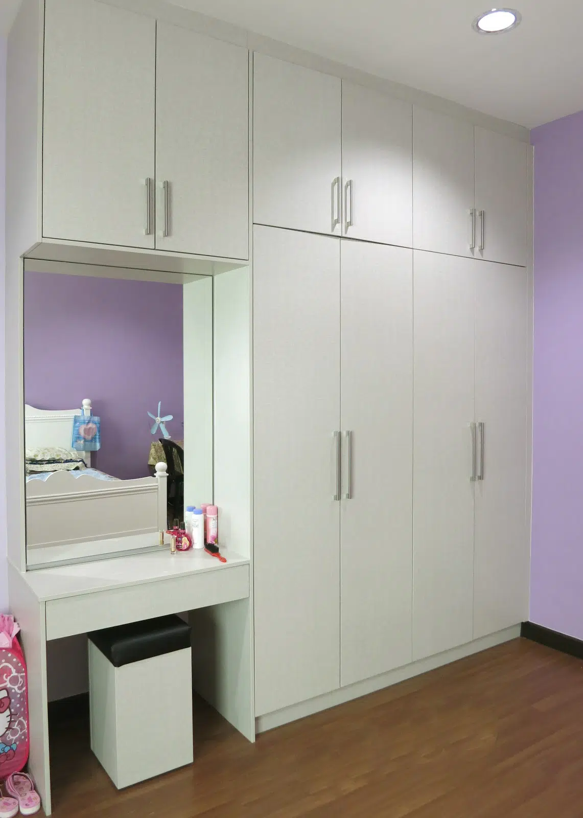 Above: Ceiling height built-in wardrobe with mirror vanity. By Intech Kitchen