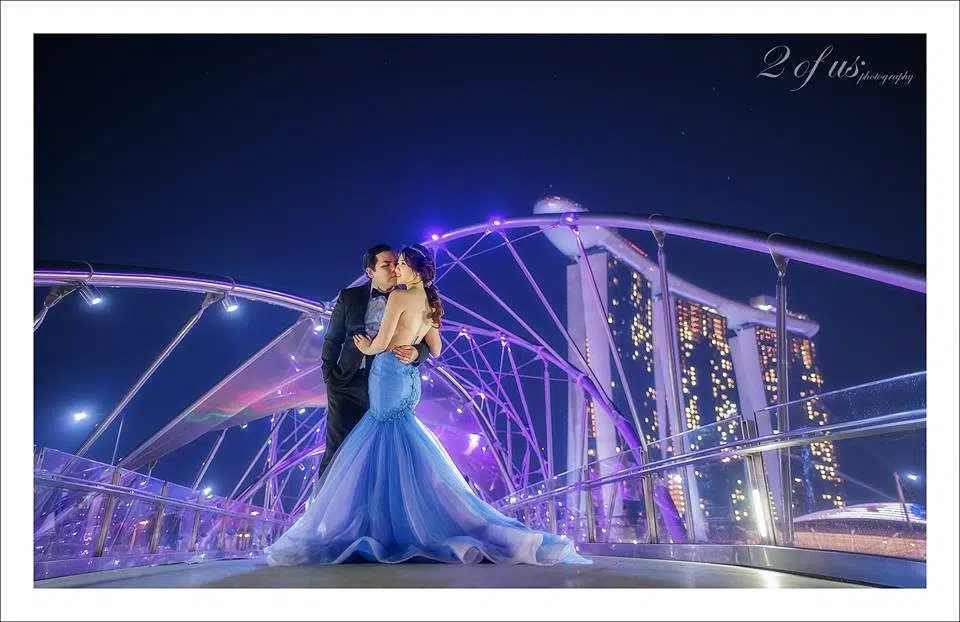 Helix Bridge pre-wedding photoshoot in singapore by 2 Of Us Photography. Source