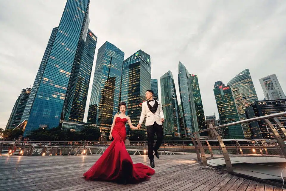 Marina Bay Waterfront Promenade pre-wedding photoshoot in singapore by Simplifai Studios. Source