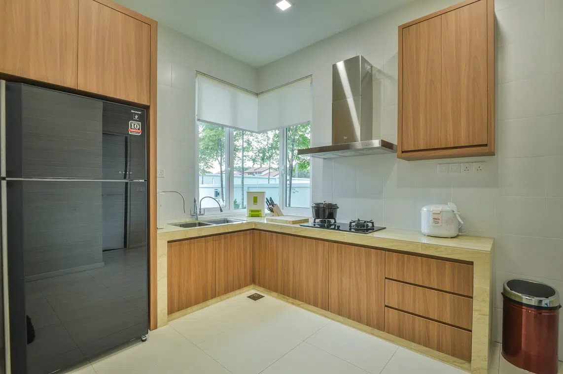 Corner kitchen layout for Semi-D house in Viridian, Cheras Idaman, Kuala Lumpur by Moonlit Inspiration