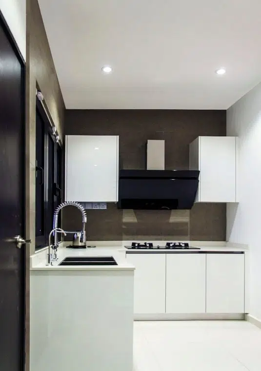 Monochrome kitchen design for 2 ½ storey landed home at Sunway SPK by Movent Signature