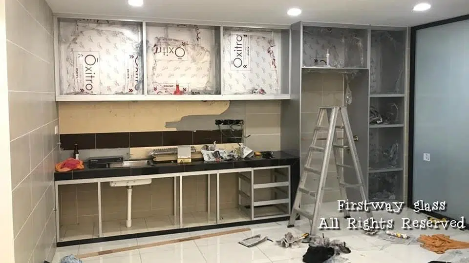 Rangka kabinet dapur aluminium yang sedang dipasang 