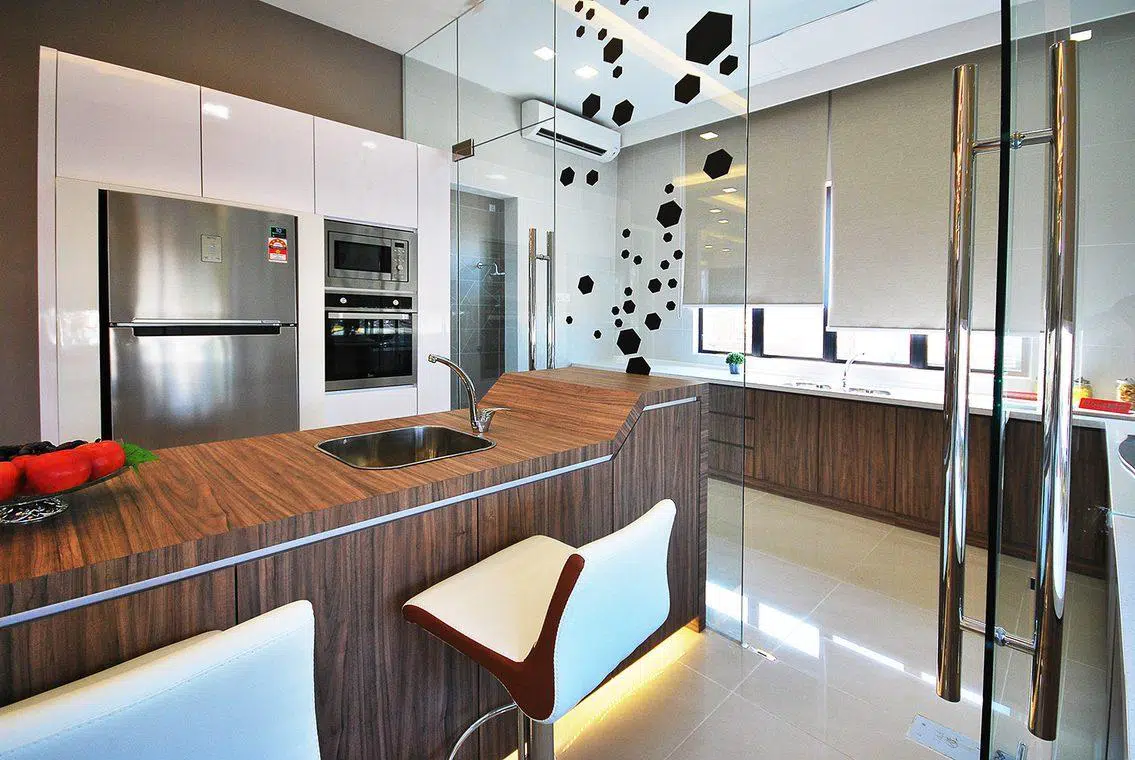 Dapur kering modern dengang pintu kaca