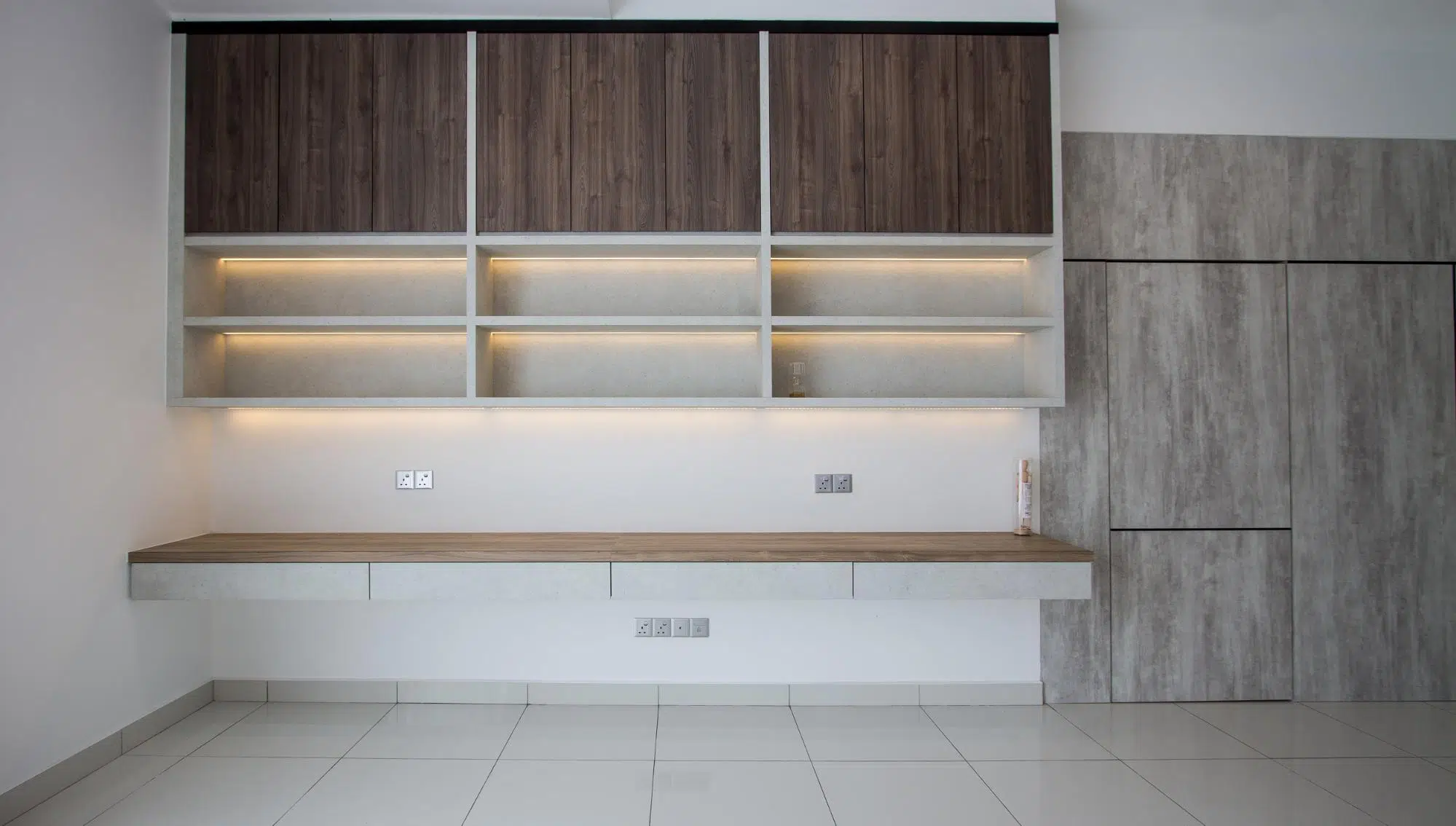 Bookcase lighting in built-in shelves 