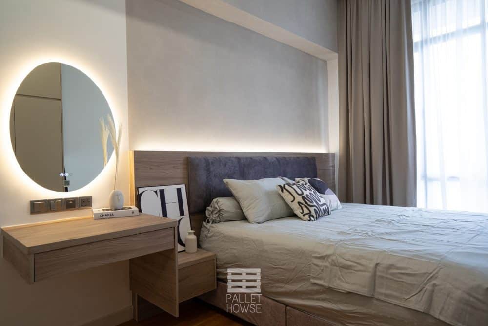 Why not invest in a backlit dressing room mirror for added light? Bedroom design in The Park 2, Bukit Jalil by Pallet Howse